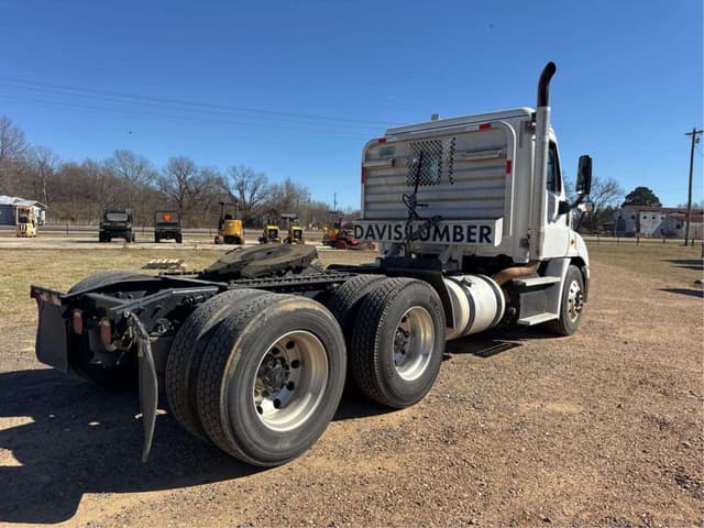 Image of Freightliner Cascadia equipment image 4