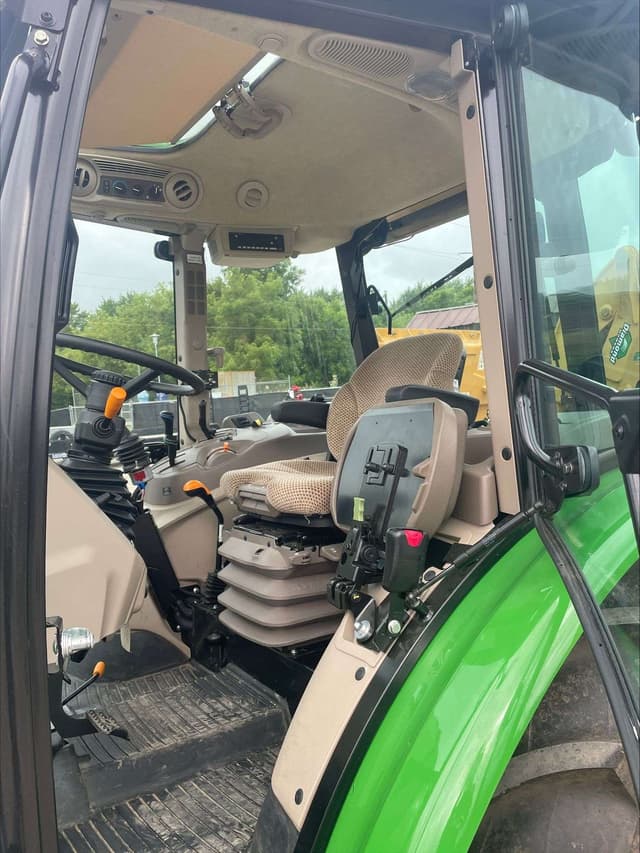 Image of John Deere 5075E equipment image 4