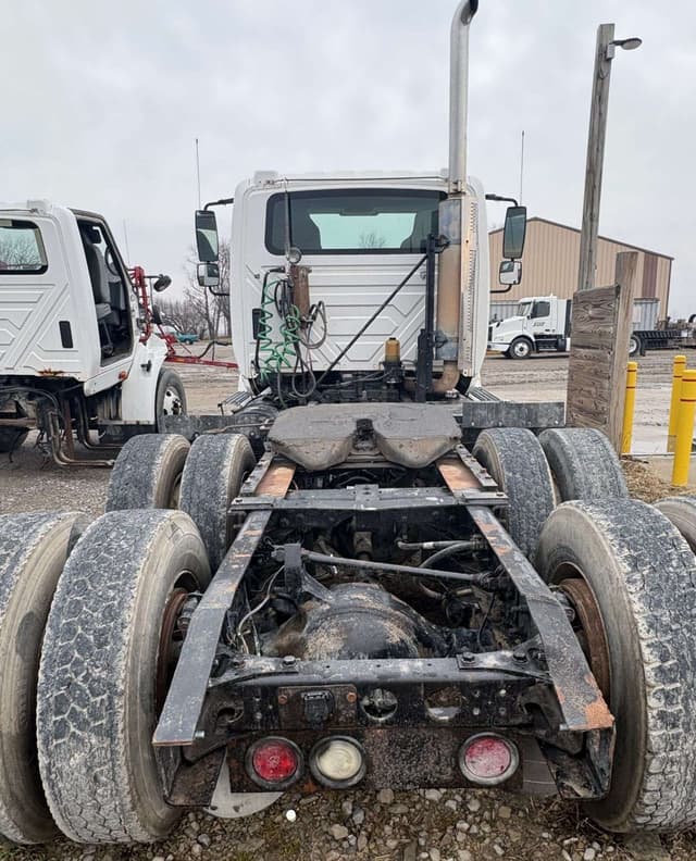 Image of International 8600 equipment image 3