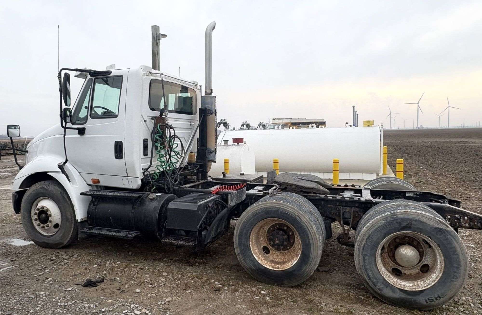 2005 International 8600 Equipment Image0