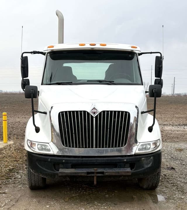 Image of International 8600 equipment image 2