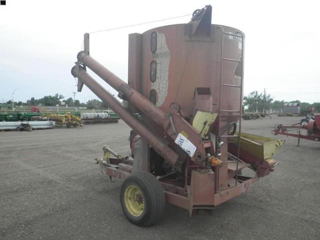 Image of Farmhand 817 equipment image 2