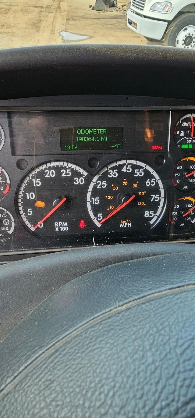 Image of Freightliner M2 equipment image 3
