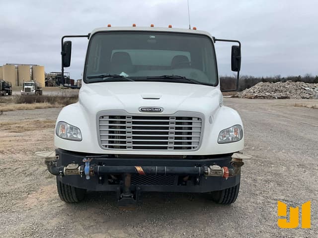 Image of Freightliner M2106 equipment image 1
