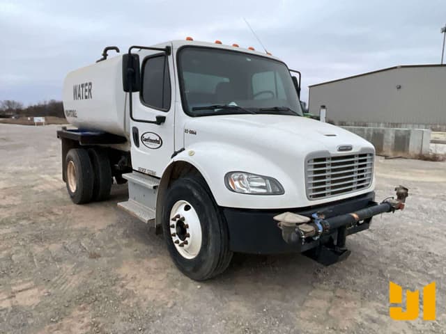 Image of Freightliner M2106 equipment image 2