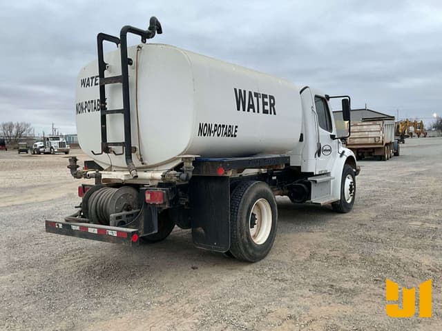 Image of Freightliner M2106 equipment image 4