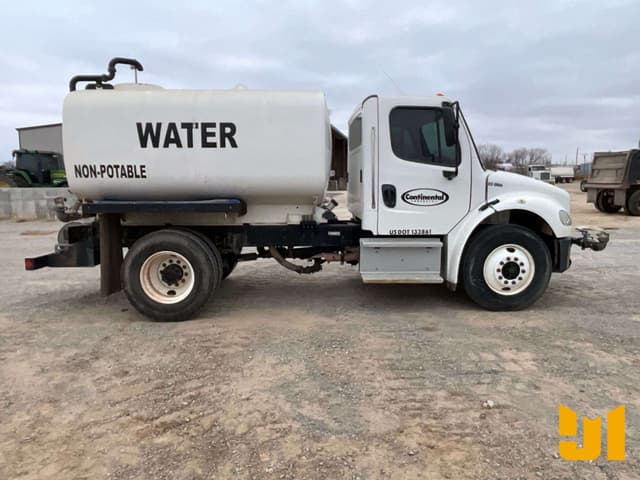 Image of Freightliner M2106 equipment image 3