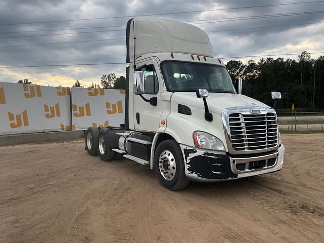 Image of Freightliner Cascadia equipment image 2