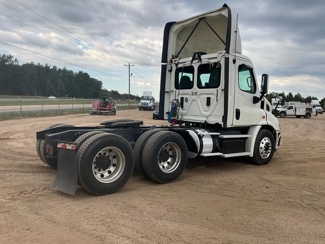 Image of Freightliner Cascadia equipment image 4