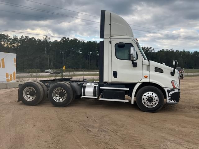 Image of Freightliner Cascadia equipment image 3