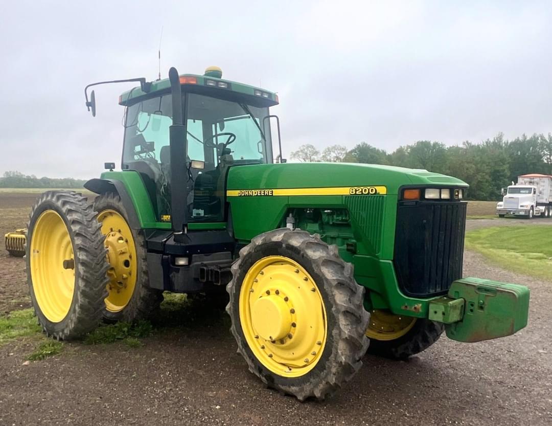 Image of John Deere 8200 Primary image