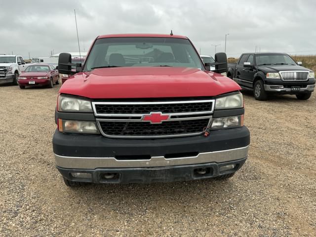 Image of Chevrolet 2500HD equipment image 1