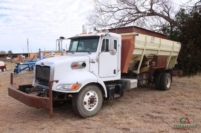 Image of Peterbilt 335 equipment image 3