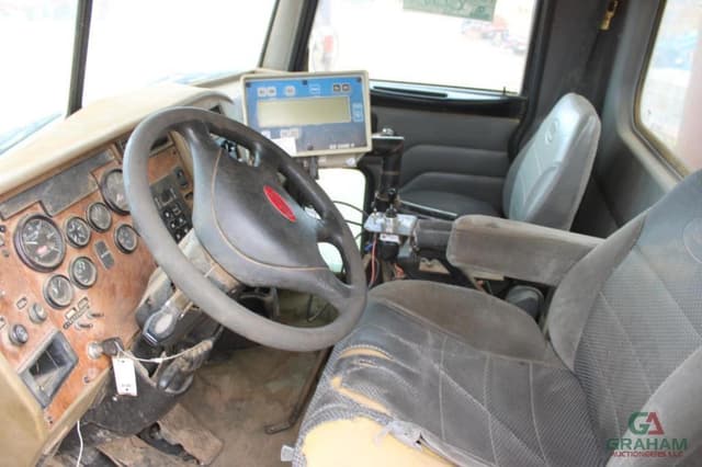 Image of Peterbilt 335 equipment image 4