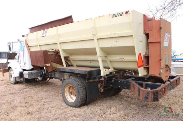 Image of Peterbilt 335 equipment image 2