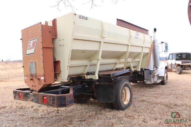 Image of Peterbilt 335 equipment image 1