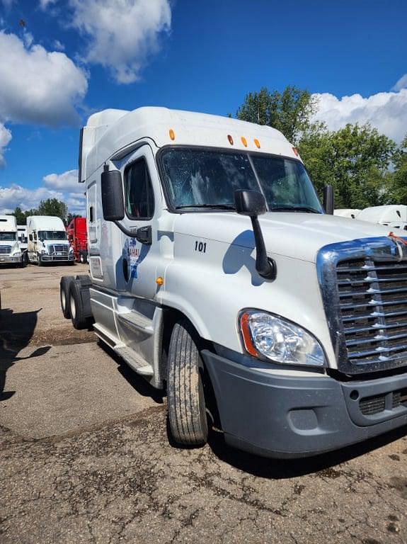 Image of Freightliner Cascadia equipment image 2