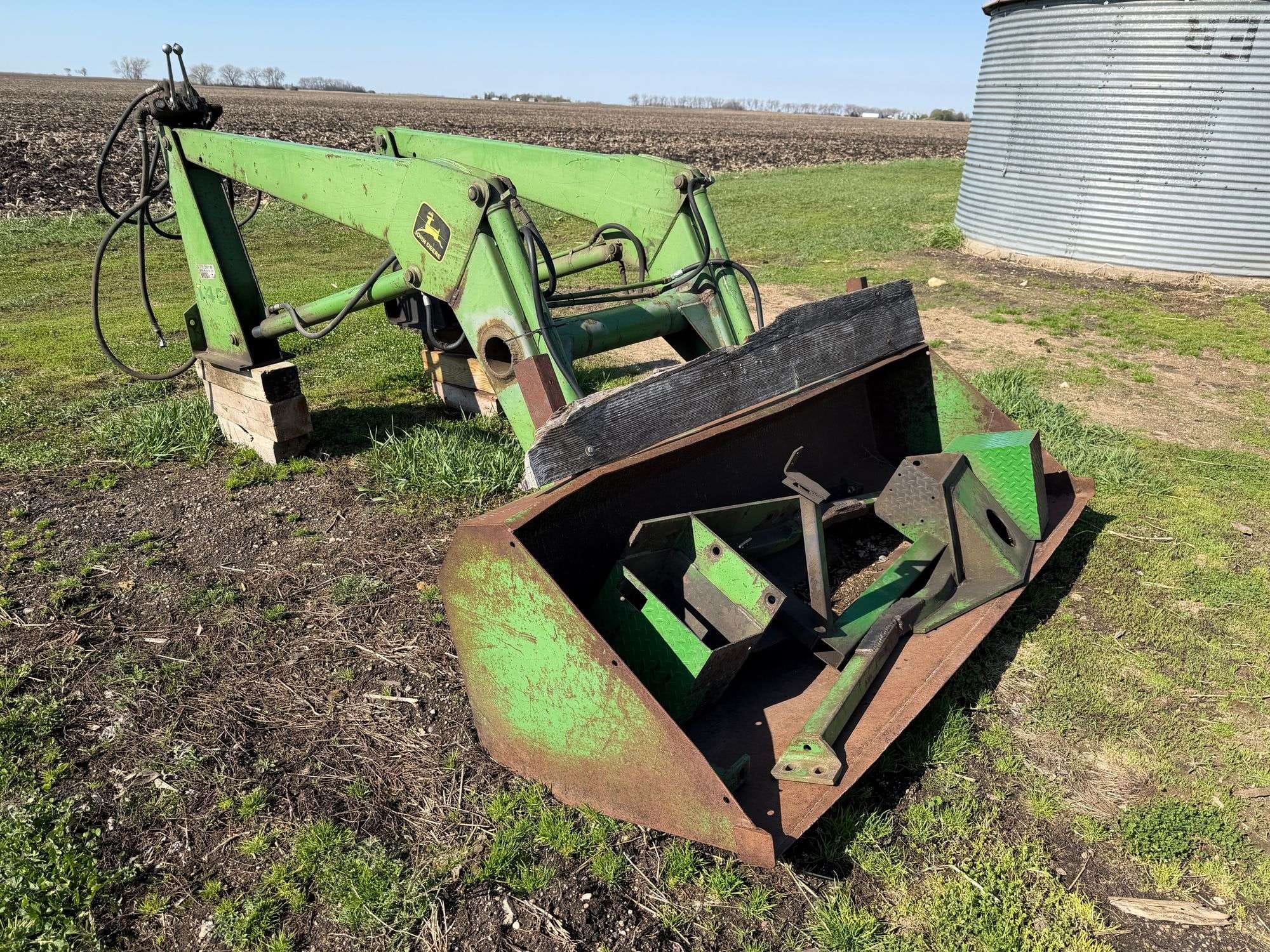 John Deere 148 Equipment Image0