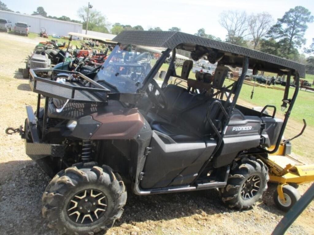 2020 Honda Pioneer Equipment Image0