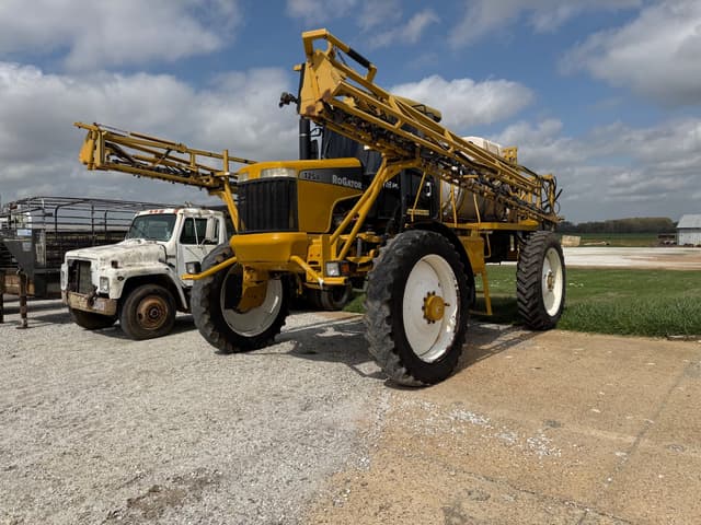 Image of Ag-Chem RoGator 1254 equipment image 2
