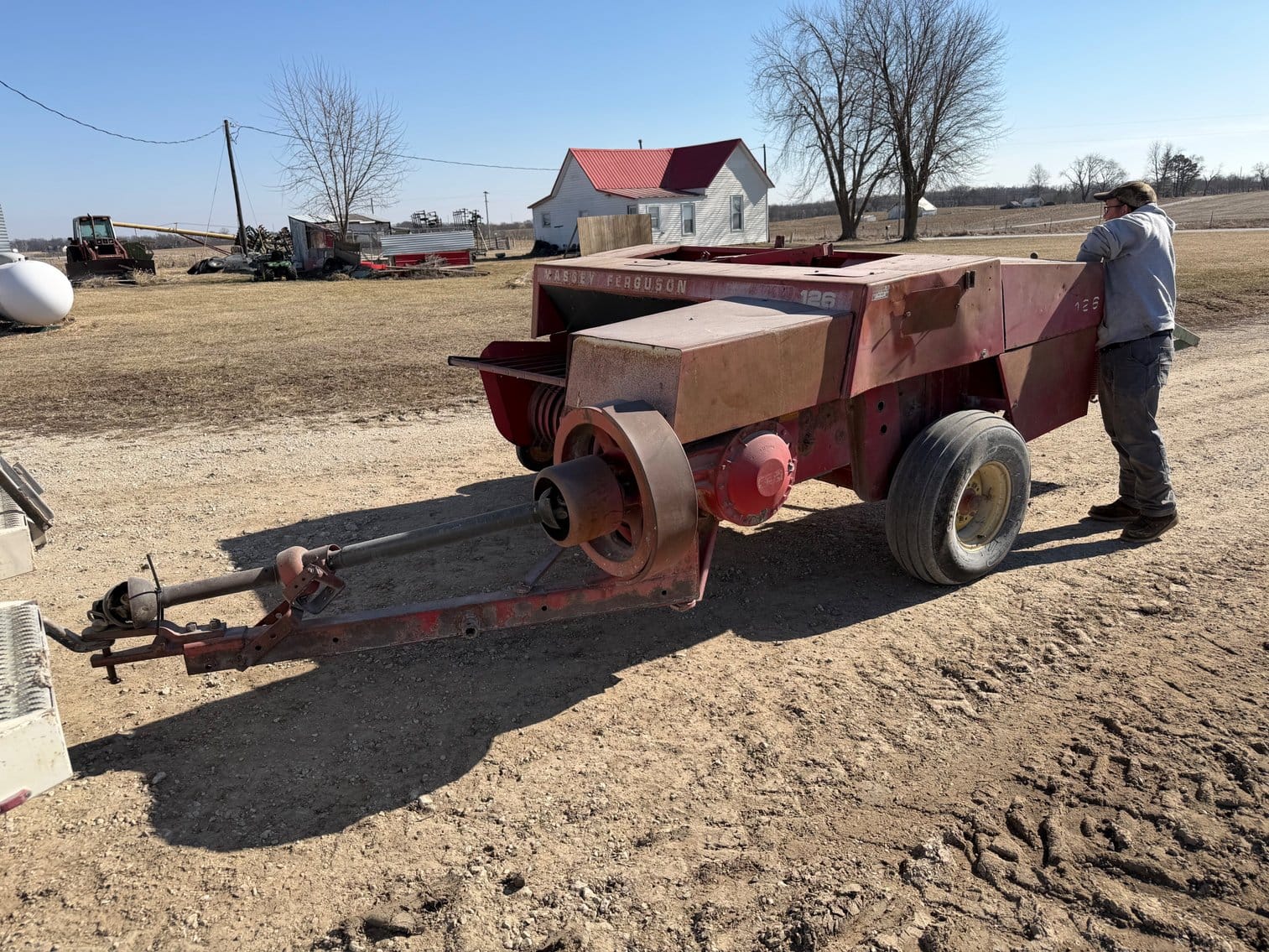 Massey Ferguson 126 Equipment Image0