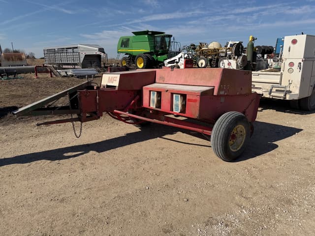Image of Massey Ferguson 126 equipment image 2