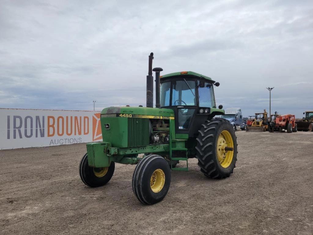 John Deere 4440 Equipment Image0
