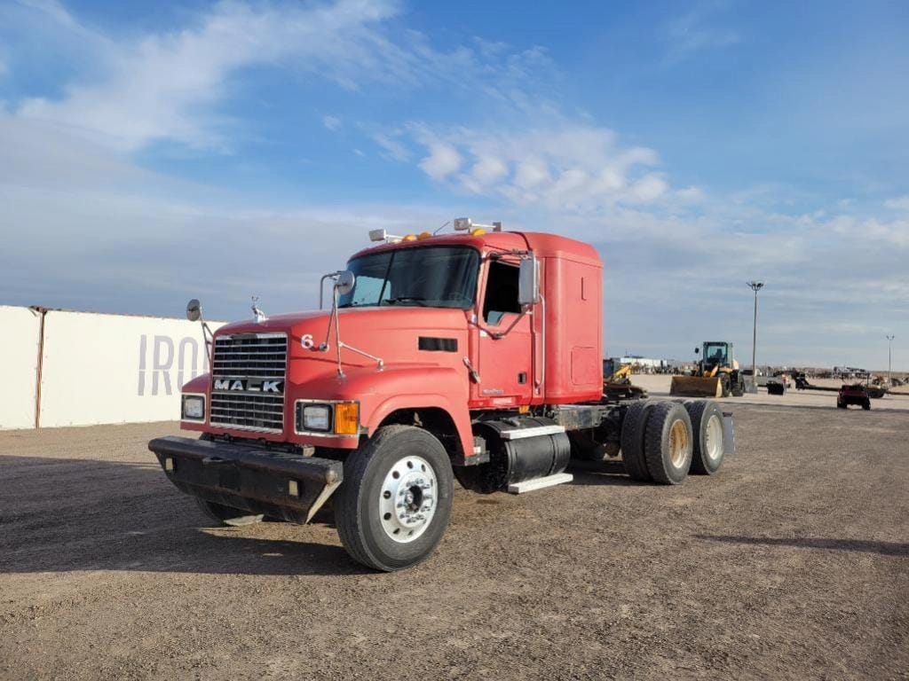 Mack Maxi Cruise Equipment Image0