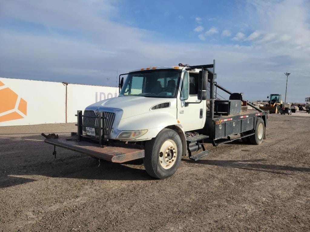 International 4300 Equipment Image0