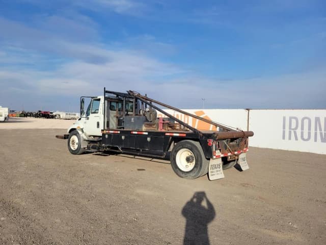 Image of International 4300 equipment image 2