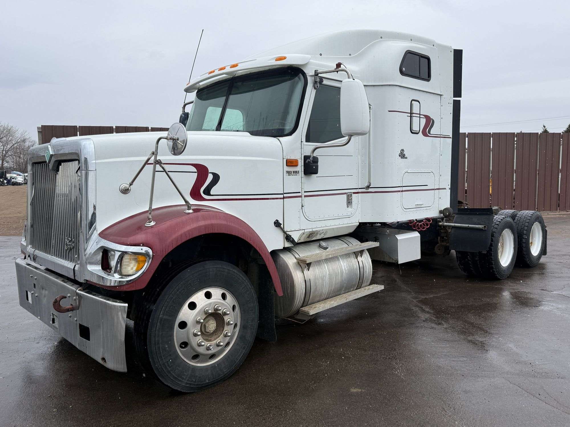 2000 International 9900I Equipment Image0