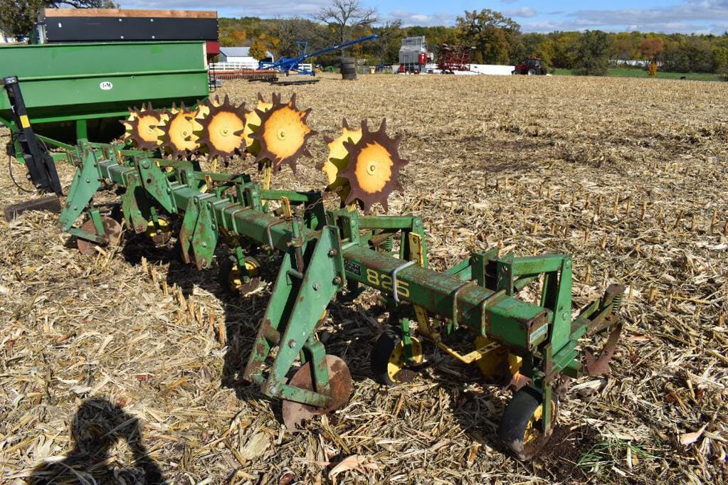 Main image John Deere 825