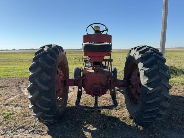 Image of Farmall 560  equipment image 2