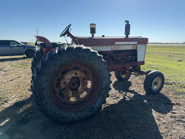 Image of Farmall 560  equipment image 3