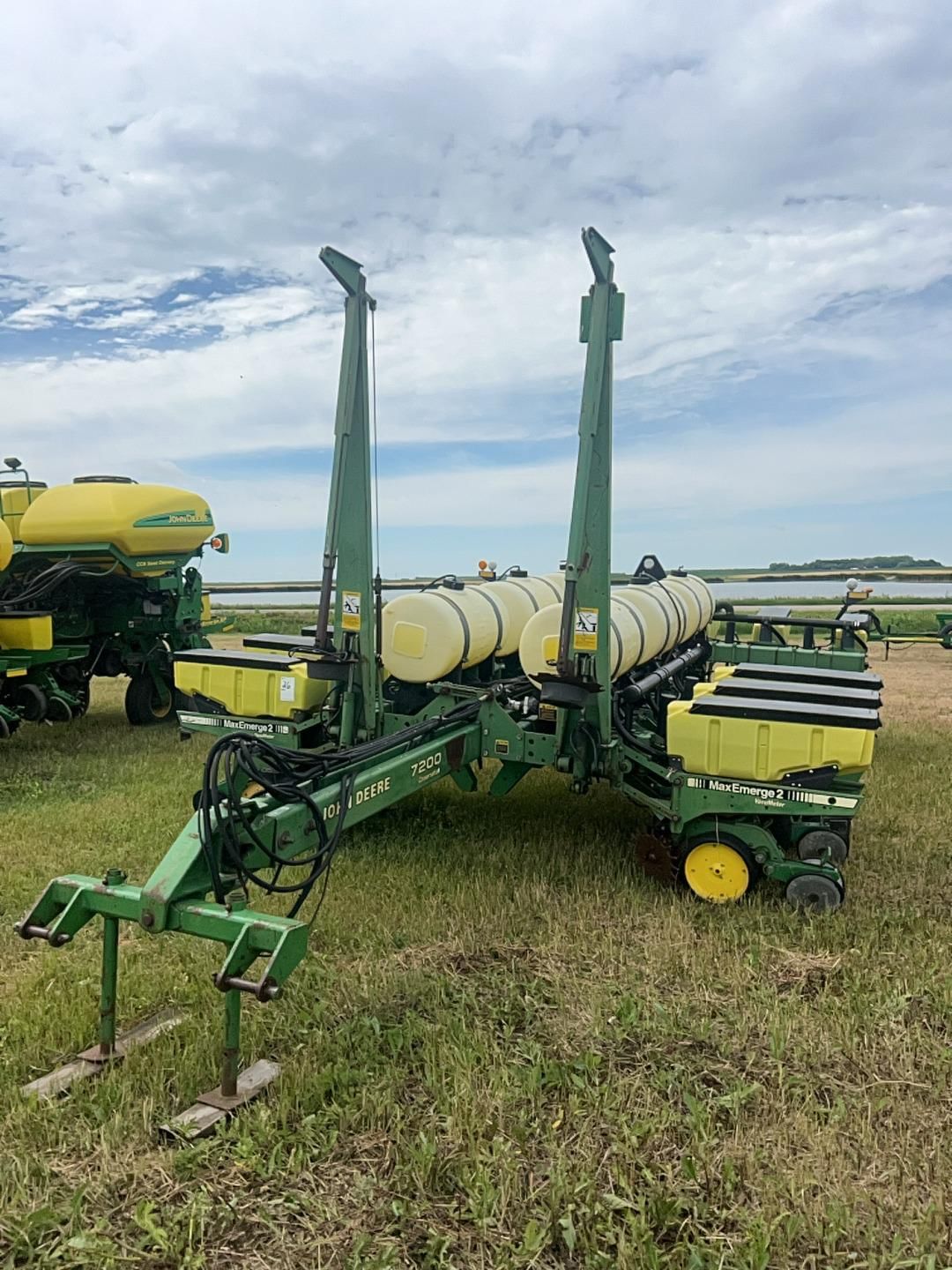 John Deere 7200 Equipment Image0