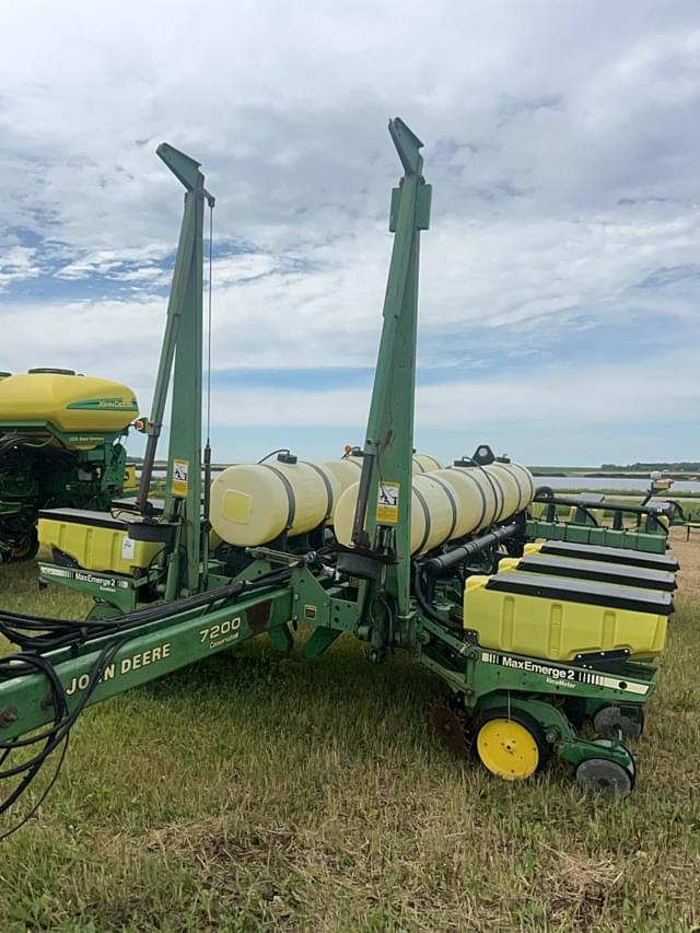 Image of John Deere 7200 equipment image 1