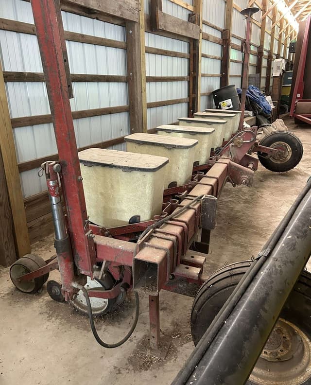 Image of International Harvester 800 equipment image 1