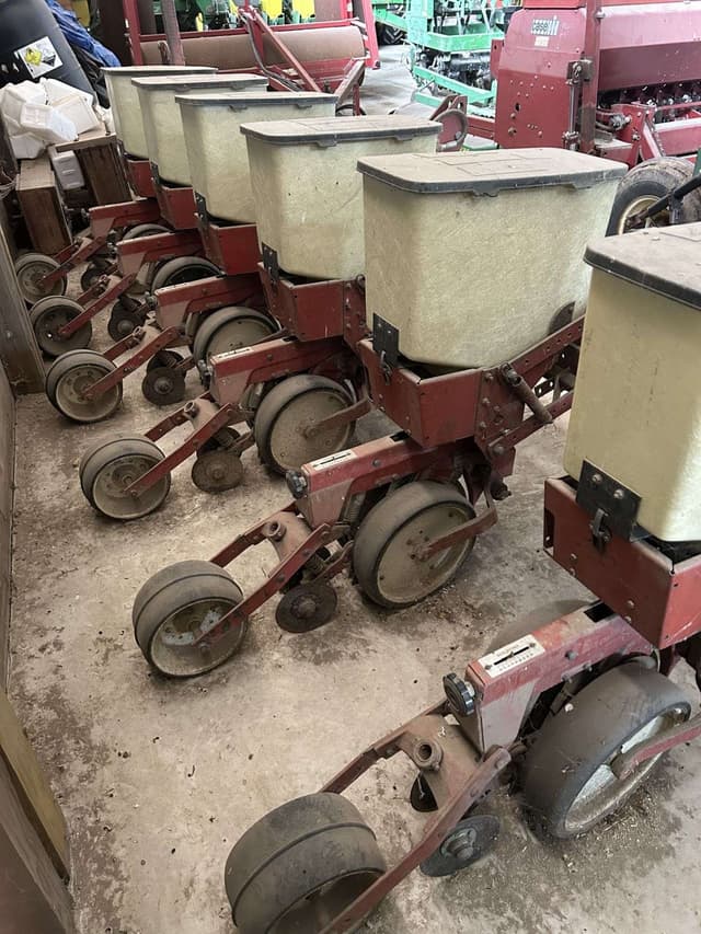 Image of International Harvester 800 equipment image 2