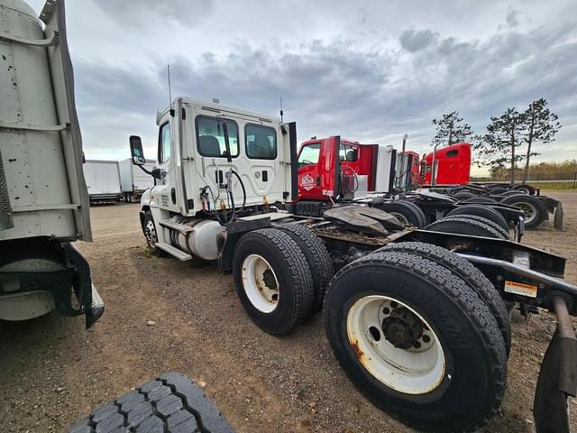 Image of Freightliner Cascadia equipment image 2