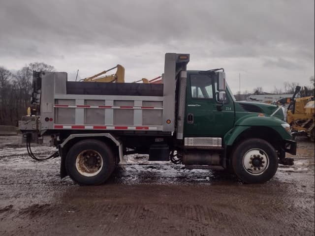 Image of International Workstar 7400 equipment image 2