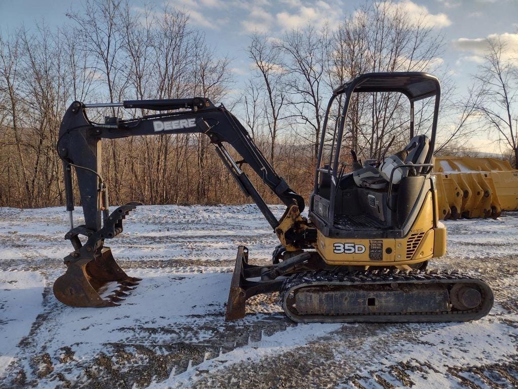 2013 John Deere 35D Equipment Image0