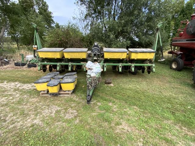 Image of John Deere 7200 equipment image 1