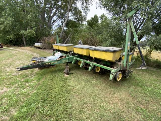 Image of John Deere 7200 equipment image 2
