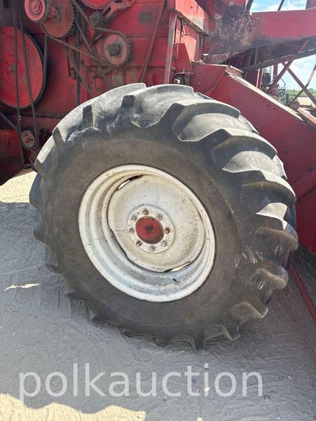 Image of International Harvester 101 equipment image 4