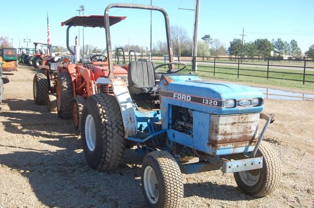 Image of Ford 1320 equipment image 3