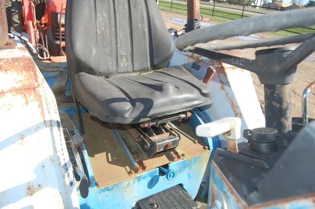 Image of Ford 1320 equipment image 4