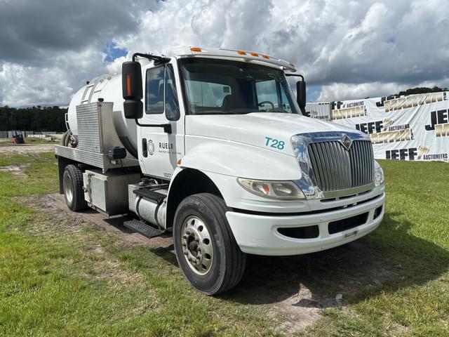Image of International Dura Star 4400 equipment image 2