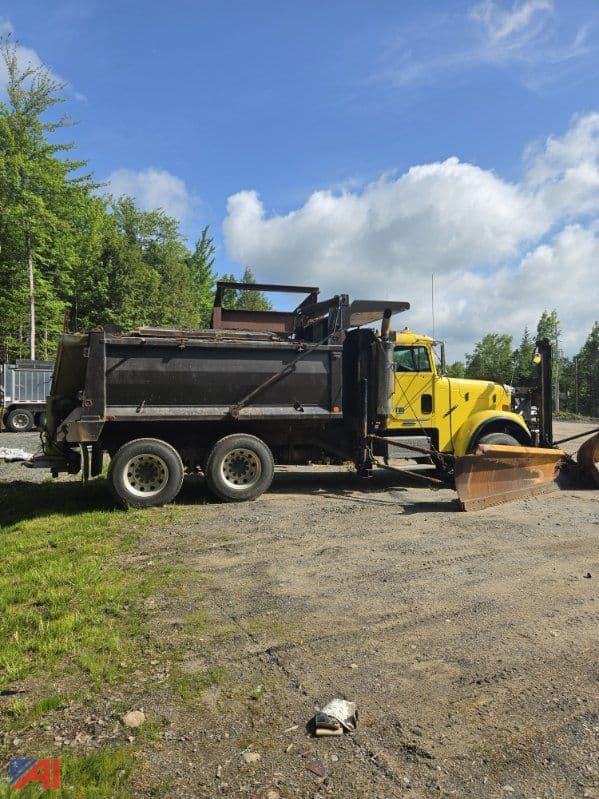 Image of Freightliner FLD120SD equipment image 4