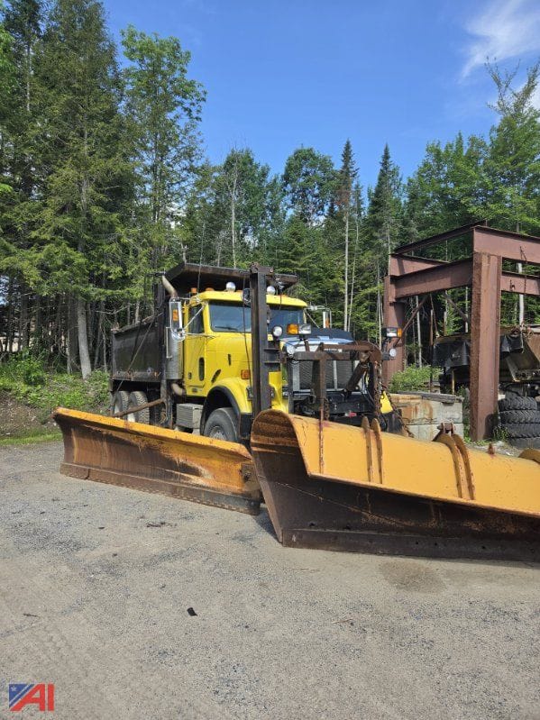 2003 Freightliner FLD120SD Equipment Image0