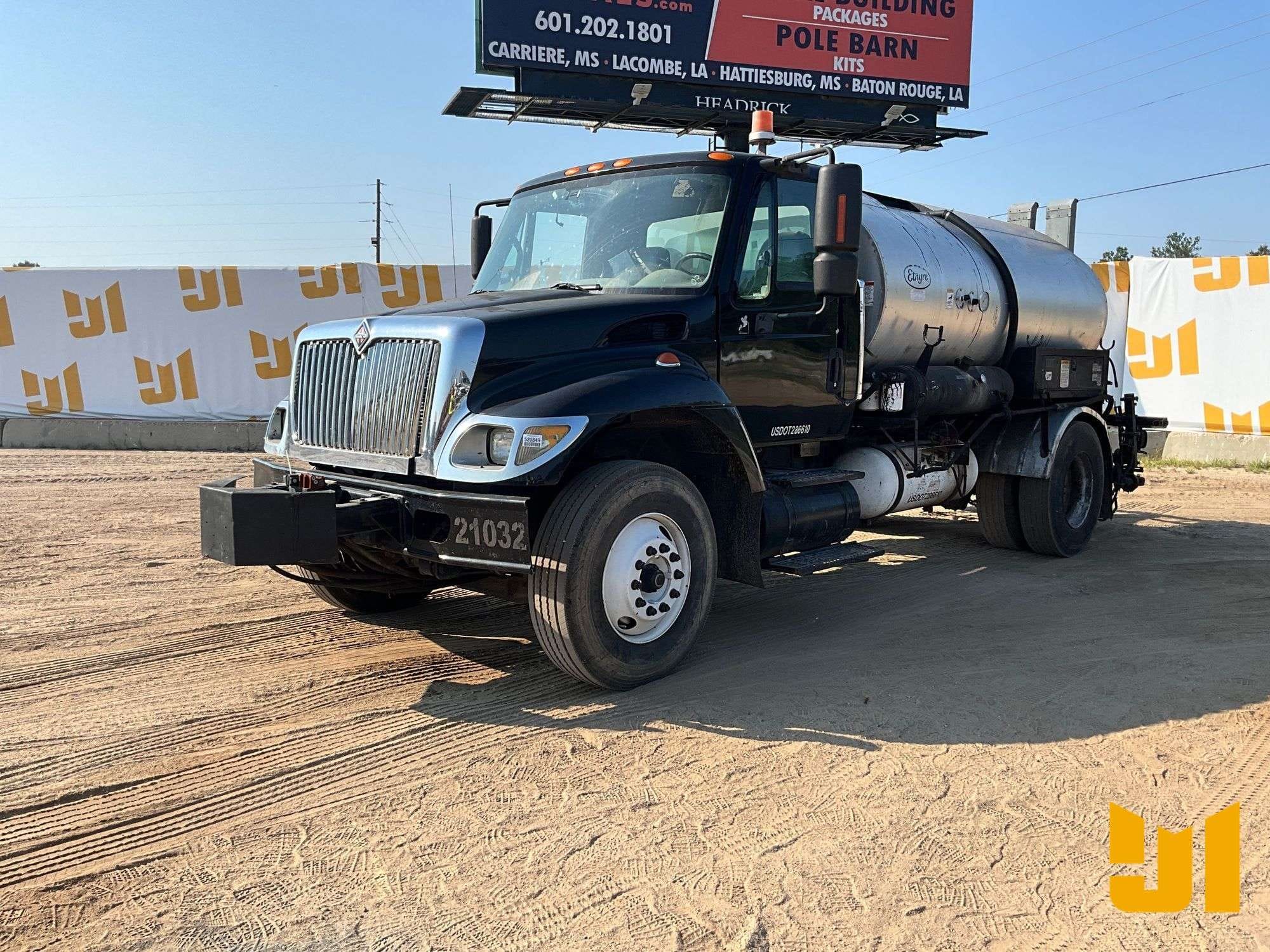 2003 International 7300 Equipment Image0